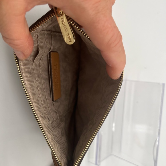 Micheal Kors logo monogram wristlet clutch removable strap like new - Picture 5 of 5